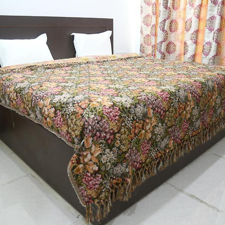 Aradhana'S Home Stay อัครา ภายนอก รูปภาพ