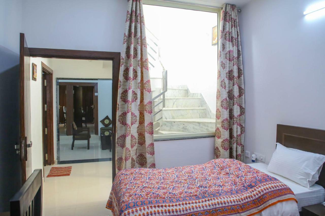 Aradhana'S Home Stay อัครา ภายนอก รูปภาพ