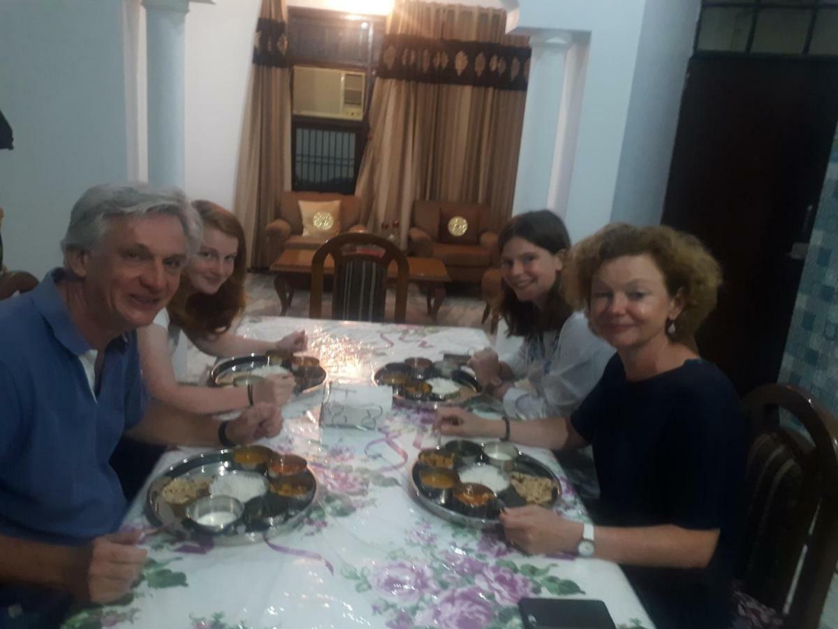 Aradhana'S Home Stay อัครา ภายนอก รูปภาพ