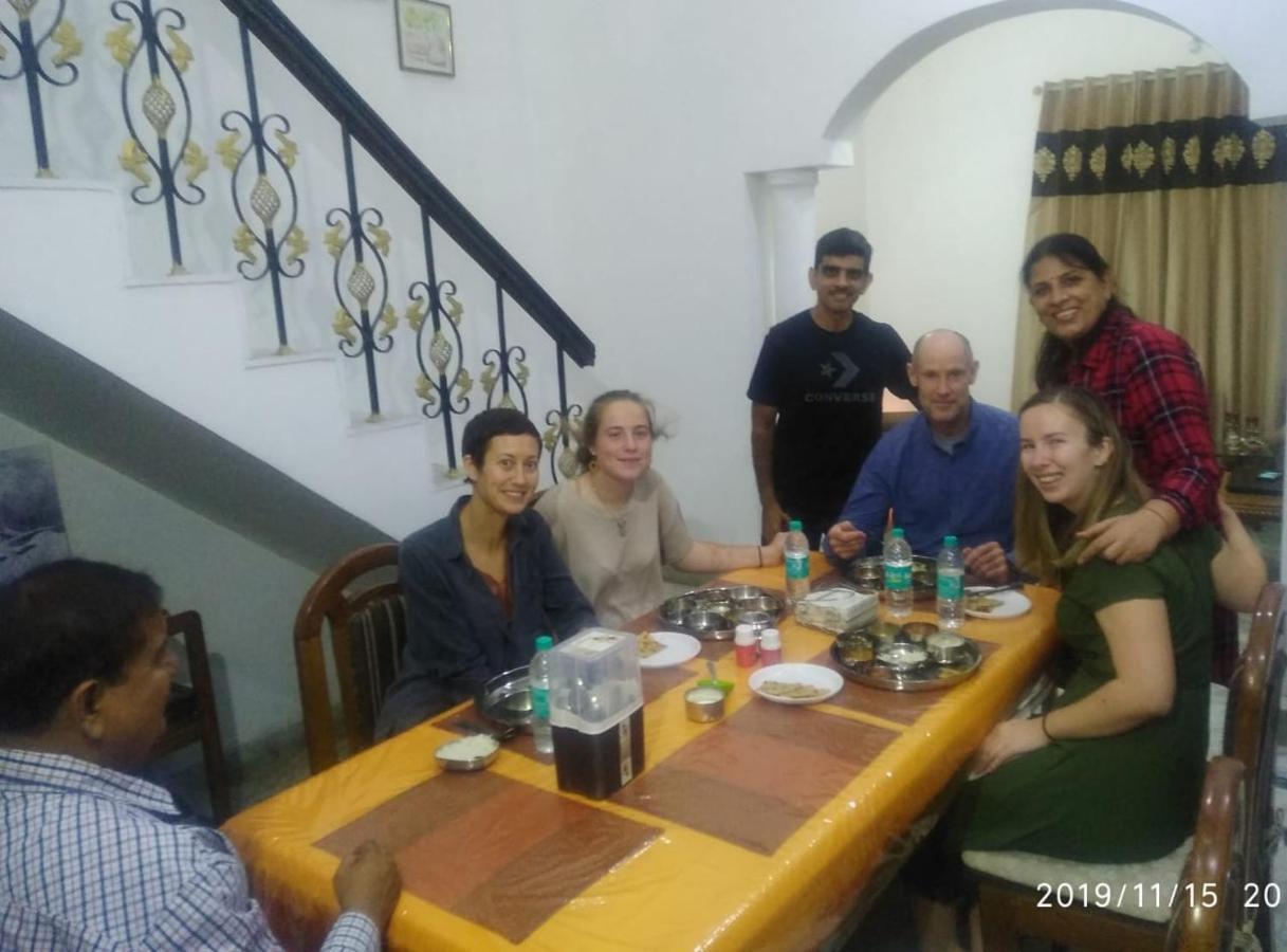 Aradhana'S Home Stay อัครา ภายนอก รูปภาพ